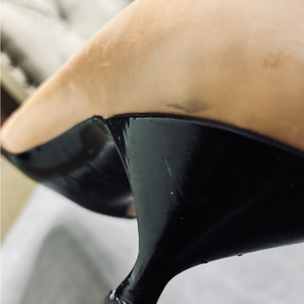 CHANEL Two-Tone Beige and Black heels - Picture 4 of 12